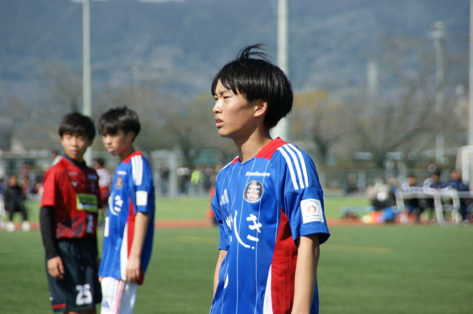 ピッチを見つめるAVANCEの選手